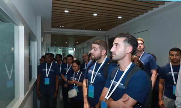 優(yōu)秀員工在參觀生產(chǎn)車間。